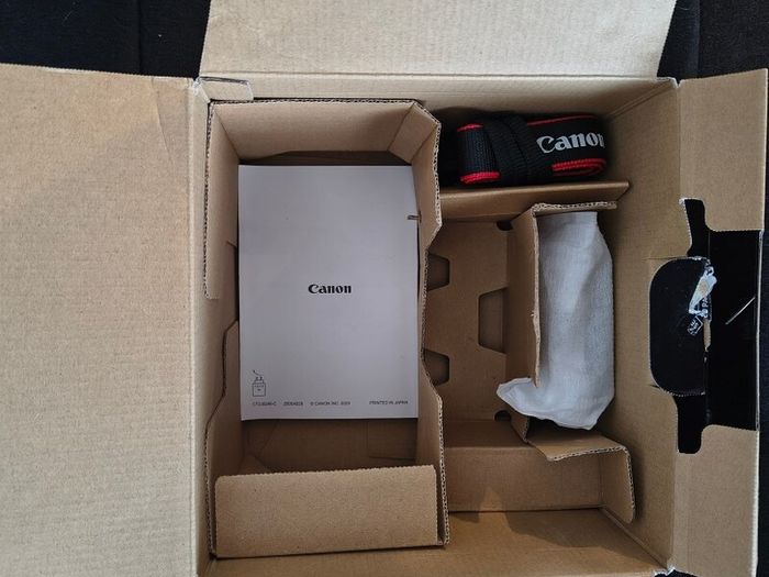 Canon EOS R50 + case Lowepro + 128 GB.