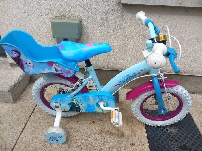 Kids frozen bike size 12 inch wheels.