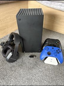 xbox series X 1TB and controller 2