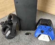 xbox series X 1TB and controller 2