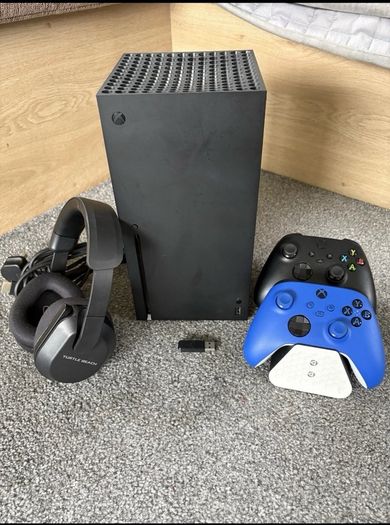 xbox series X 1TB and controller 2