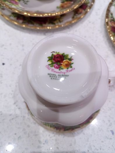 22 piece Tea set With Large Tea Pot Royal Albert Old Country Roses  For 6 Person Setting, Bone China