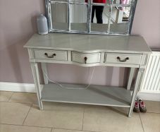 vanity table