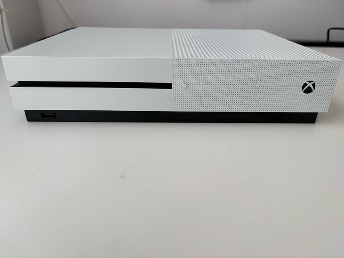 Xbox One S 1TB + Controller (stick drift)