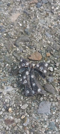 Vintage jewelry is sold individually for 5 to 10 euros