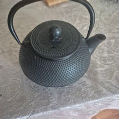 Unique filteer tea pot. Like new