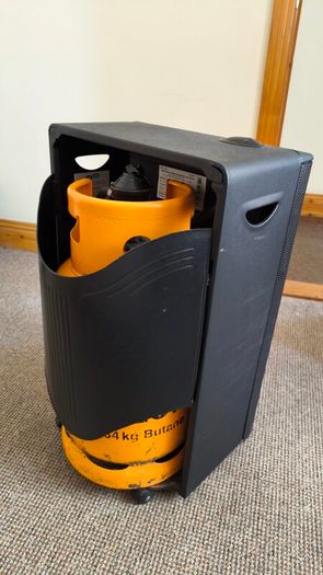 Gas stove with a full gas cylinder