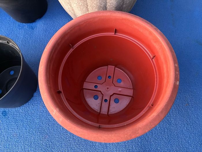8 plastic flower pots