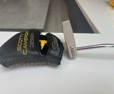 33" Scotty Cameron phantom 9 putter.