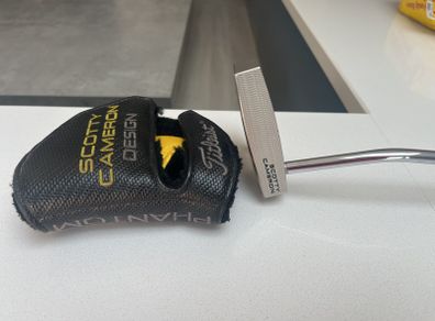 33" Scotty Cameron phantom 9 putter.