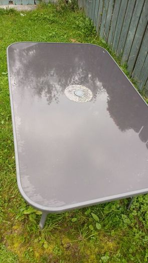 garden table and chairs