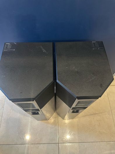Bose 701  floor standing speakers.