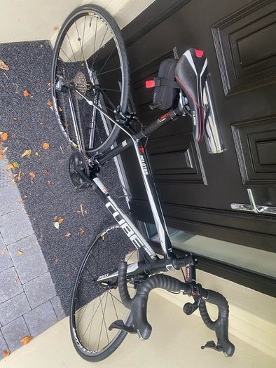 Like new Cube peloton SL 53cm shimano 105 mavic aksium wheels 700x25c wheels 2x11=22 speed comes with back bag holder bottle