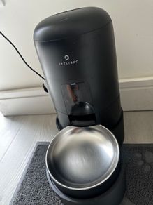 Pet feeder