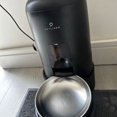 Pet feeder