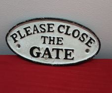 Vintage-Style Cast Iron Please Close The Gate Sign