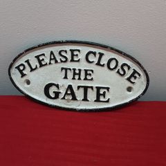 Vintage-Style Cast Iron Please Close The Gate Sign
