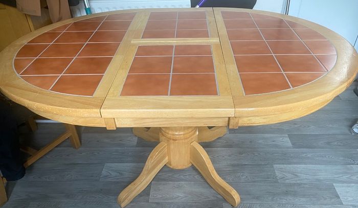 Extendable kitchen table