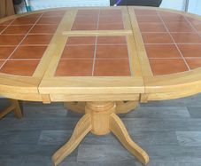 Extendable kitchen table