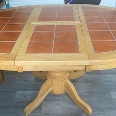 Extendable kitchen table