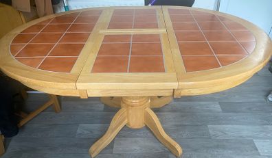 Extendable kitchen table