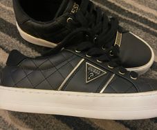 ladies Guess shoe original bought in guess shop