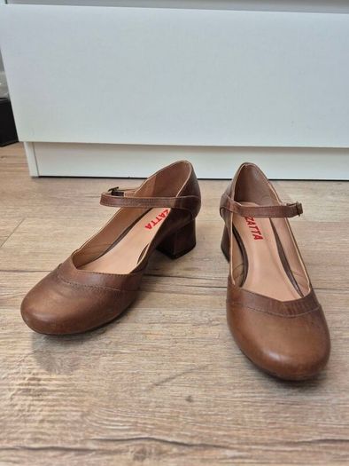 Tan Mary Jane leather shoes
