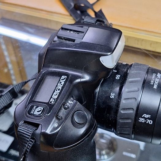 Minolta Dynax 300si 35mm Film Camera with AF Zoom 35-70mm f/3.5-4.5 Lens (Used) - 3-Month Warranty