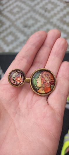 Vintage jewelry is sold individually for 5 to 10 euros