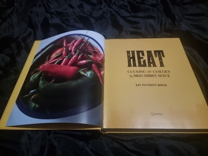Heat: Cooking With Chillies, The Worlds Favourite Spice (Hardcover)