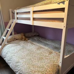 Triple bunk bed