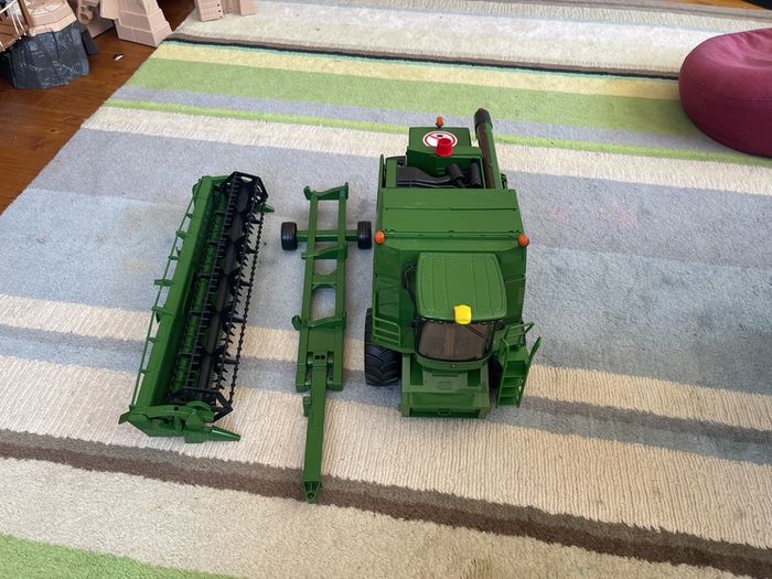 Bruder 1:16 John Deere T670i Combine Harvester