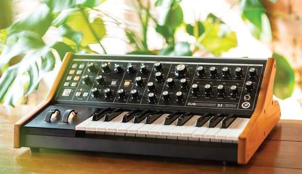Moog Subsequent 25