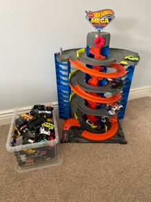 Hot wheels mega garage