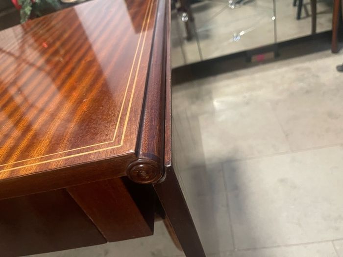 Extendable mahogany dinning table