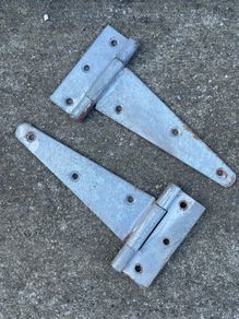A pair of Galvanized T hinges (Dimensions in images)