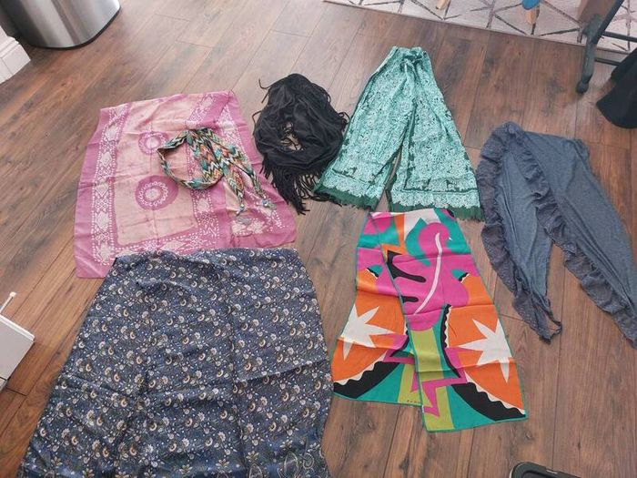 Lot of 8 scarves