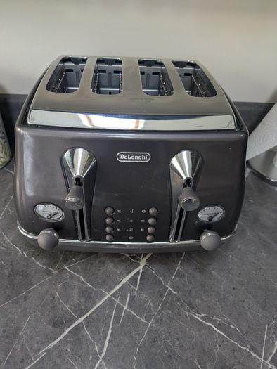 Delonghi Icona Metallics 4-Slice Toaster and kettle