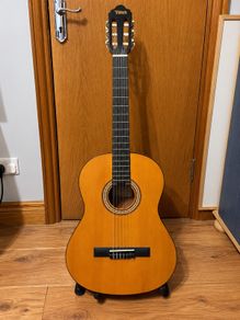 Valencia Classical Acoustic Guitar. Nylon Strings