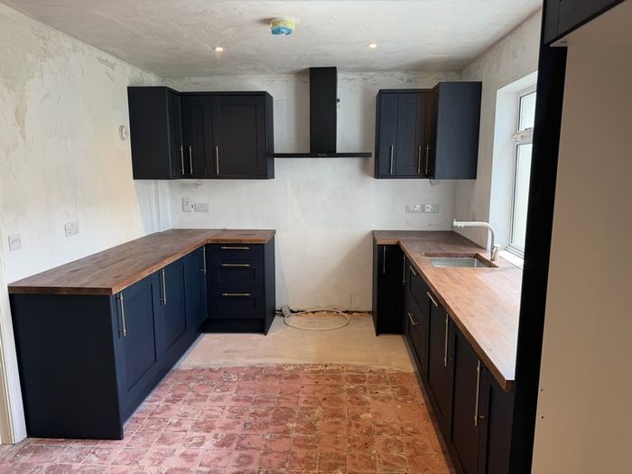 Carpenter Handyman kitchen fitter Flat pack specialist