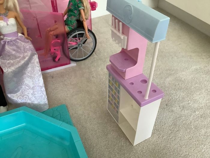 Barbie Dreamhouse, dolls & accessories