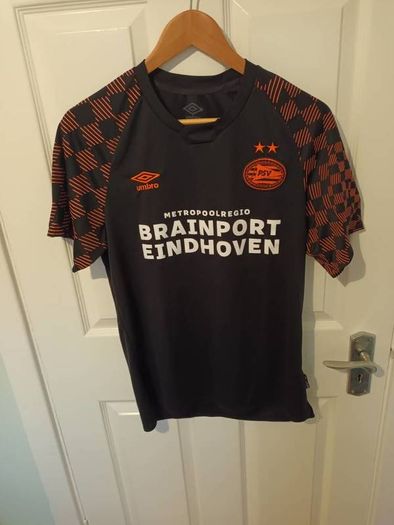 mens medium soccer jerseys 15 euro each (previously worn)