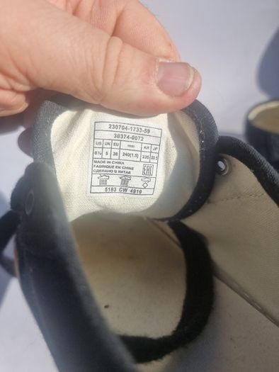 Levi's trainers size 5.