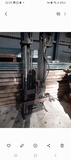 Forklift mast