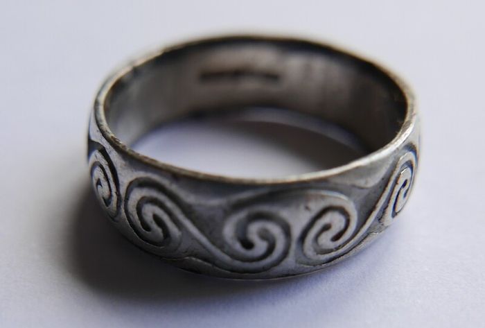 Vintage 925 Sterling Silver Celtic spiral band Ring size Q - 5.0g