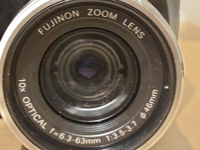 Fujifilm FinePix S5800 Digital Camera, Takes 4 AA Batteries, not powering on, for parts or repair