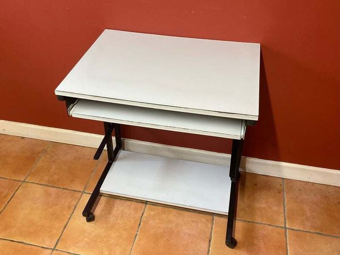 Study Desk with Pull-Out Keyboard/Work Tray & Wheels