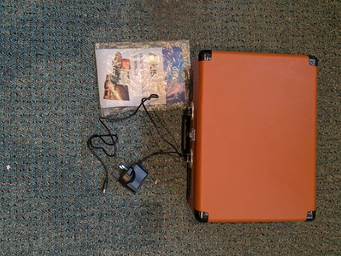 Vintage Suitcase Turntable