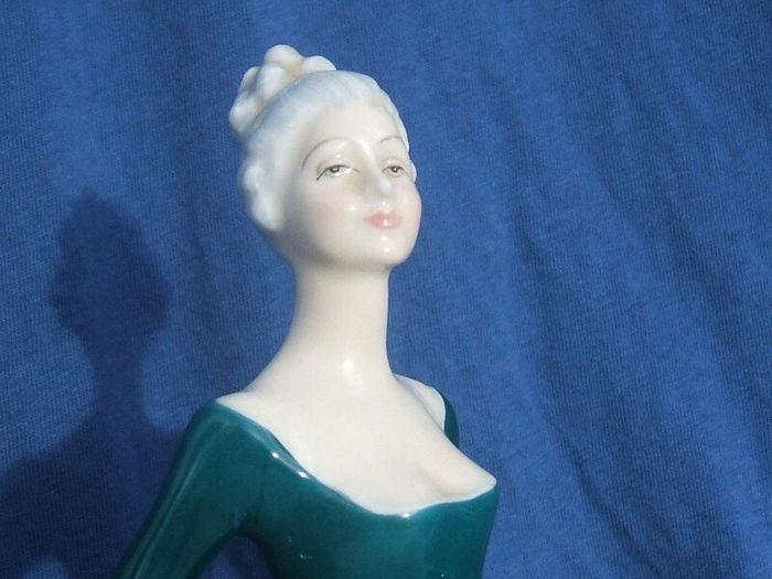 REGAL LADY (Royal Doulton HN 2709) - a finely produced figurine (1970's / 1980's). 7 5/8" (193mm) height.