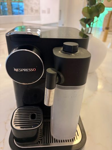 De'Longhi Nespresso Gran Lattissima Coffee Machine (Model EN640.B) in black